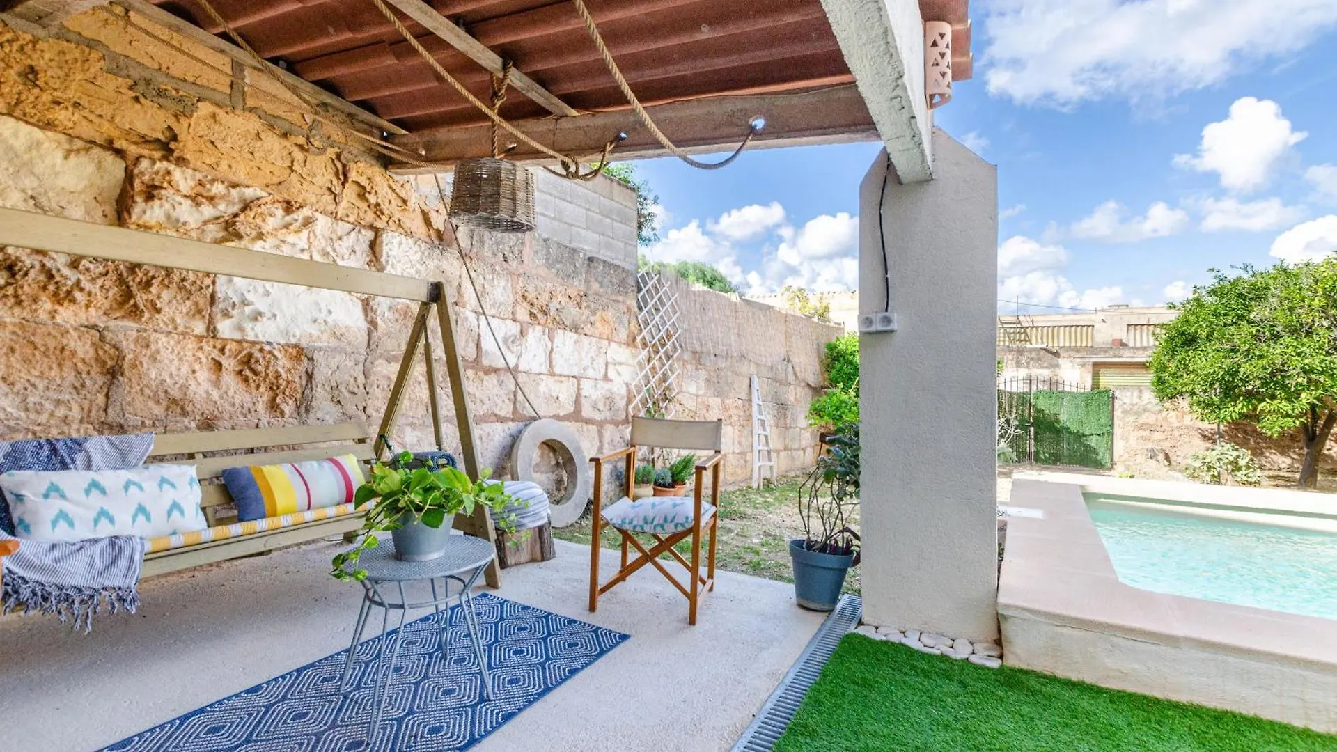Yourhouse Cas Forner location